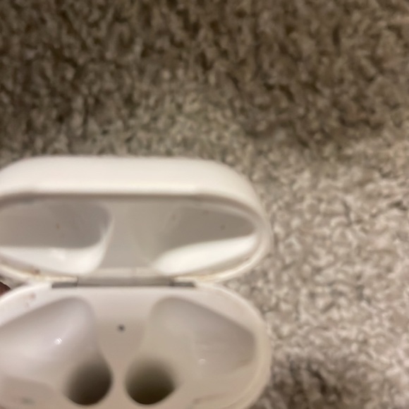 2nd generation AirPods case - Picture 3 of 4